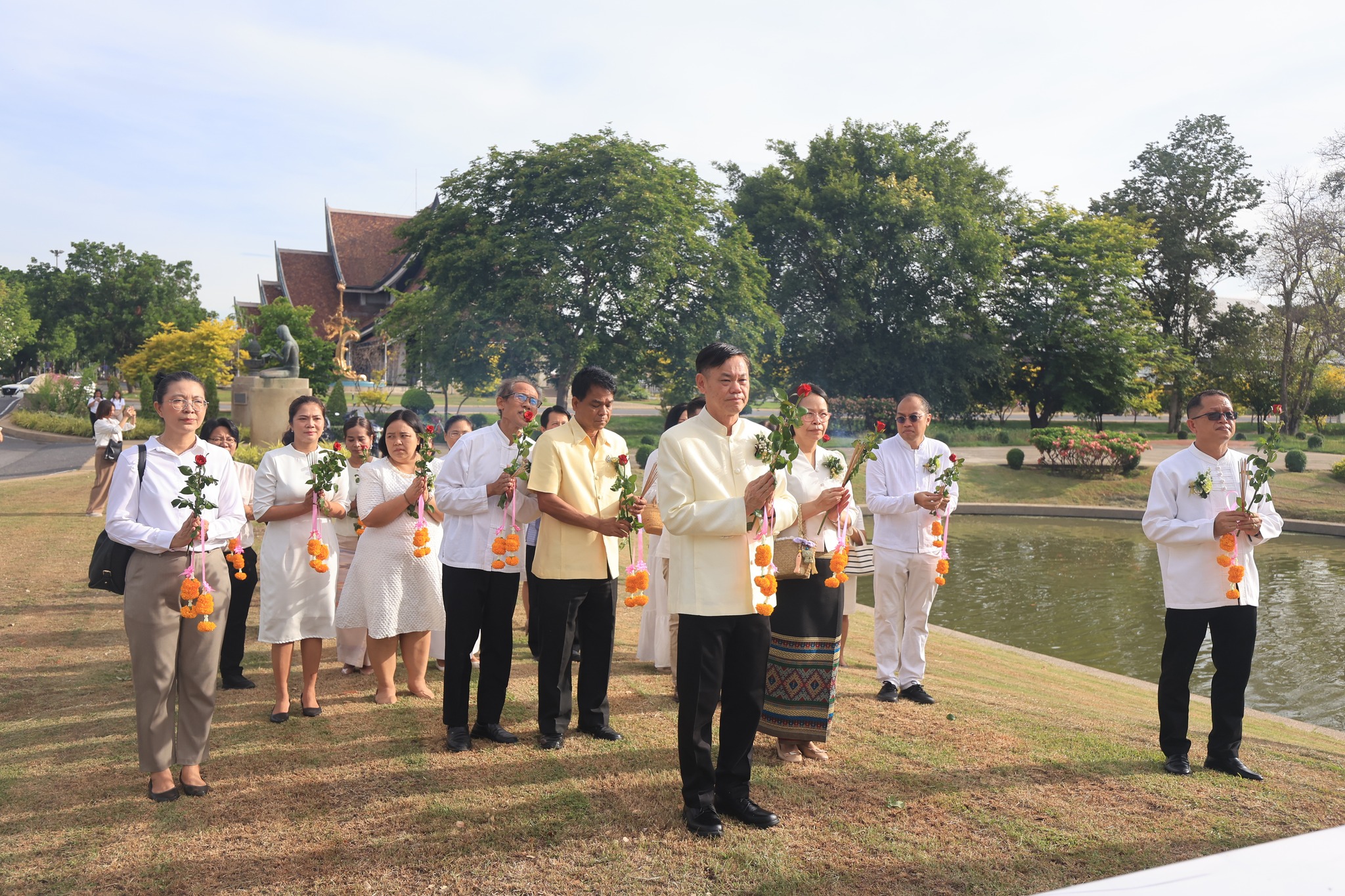 title - ปฏิรูปที่ดินจังหวัดเพชรบุรี พร้อมด้วย เจ้าหน้าที่ ส.ป.ก.เพชรบุรี ร่วมโครงการพัฒนาบุคลากรเพื่อเพิ่มประสิทธิภาพการดำเนินงานด้านศิลปหัตถกรรม กิจกรรมไหว้ครูช่าง ณ ชั้น 2 อาคารพระมิ่งขวัญ ศูนย์ส่งเสริมและพัฒนาอาชีพเสริมนอกภาคการเกษตร ตำบลช้างใหญ่ อำเภอบางไทร จังหวัดพระนครศรีอยุธยา
